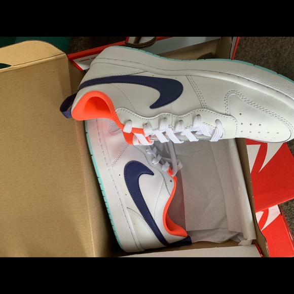 Nike Low Borough - Picture 3 of 6